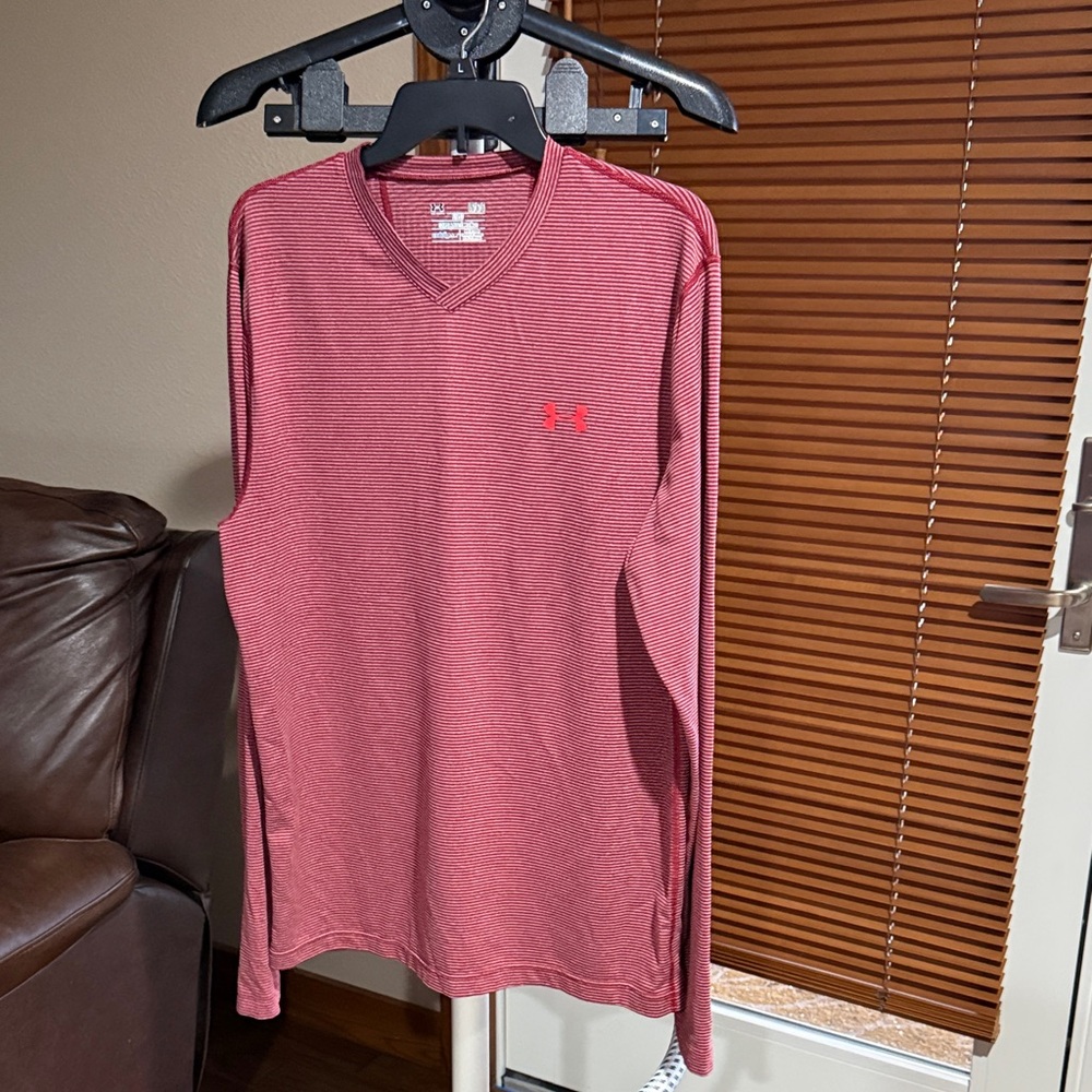Under Armour Men’s Crimson Striped Fitted coLong-Sleeve V-Neck Performance Shirt